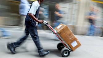 Онлайн пазаруването извън ЕС поскъпва: Всяка малка пратка ще се обмитява отделно