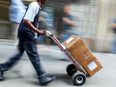 Онлайн пазаруването извън ЕС поскъпва: Всяка малка пратка ще се обмитява отделно