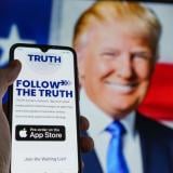 Социалната мрежа на Тръмп се слива с ядрена компания