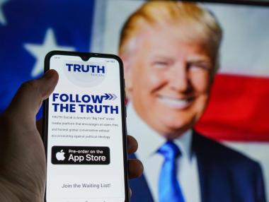 Социалната мрежа на Тръмп се слива с ядрена компания