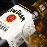 Бърбънът Jim Beam залежава в бъчвите заради митата на Тръмп