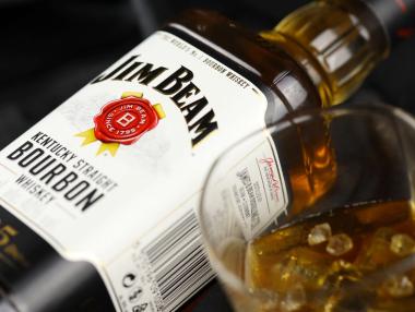 Бърбънът Jim Beam залежава в бъчвите заради митата на Тръмп