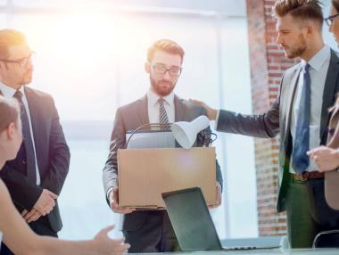 AI уволни десетки хиляди: Някои от най-значимите съкращения през 2025 г.