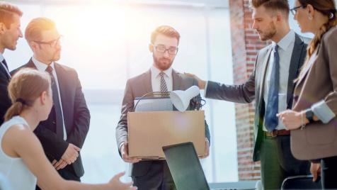 AI уволни десетки хиляди: Някои от най-значимите съкращения през 2025 г.