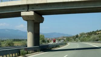 Пътищата през 2025-а: Тол контрол, големи бонуси и нестабилна почва