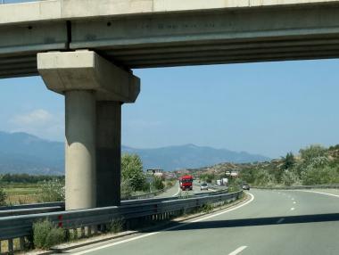 Пътищата през 2025-а: Тол контрол, големи бонуси и нестабилна почва