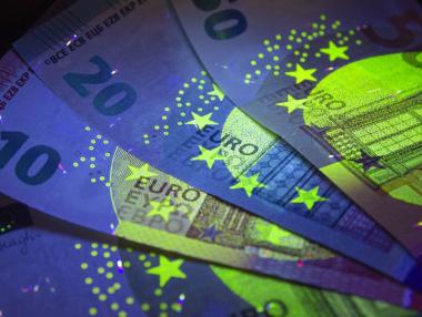 Девет пъти повече фалшиви евробанкноти: Как да ги разпознаем? (Графика)