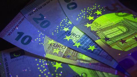 Девет пъти повече фалшиви евробанкноти: Как да ги разпознаем? (Графика)