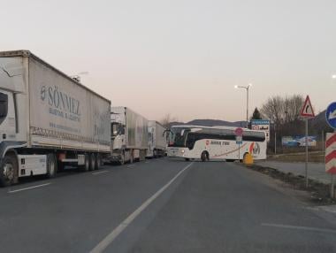 Кабинетът „Желязков“ готви финансова помощ за превозвачите