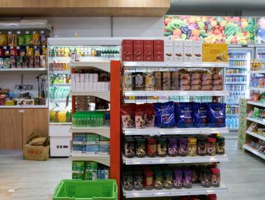 КЗК ще проверява доставчиците на малките хранителни магазини