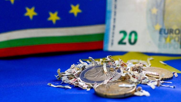 Банките отрекоха да събират незаконно такси за обмен на евро