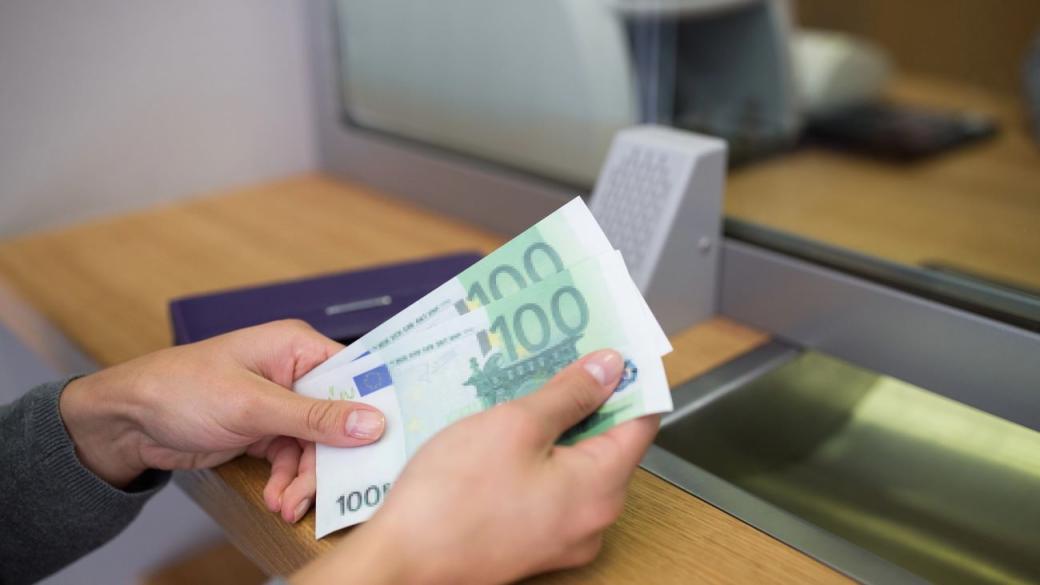 Вечерни новини: Казусът с банковите такси за превалутиране; КЗК проверява доставчиците на малките магазини