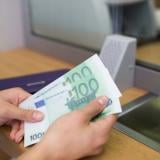 Вечерни новини: Казусът с банковите такси за превалутиране; КЗК проверява доставчиците на малките магазини