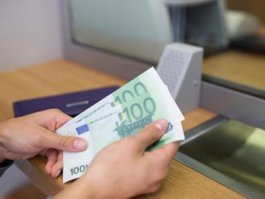 Вечерни новини: Казусът с банковите такси за превалутиране; КЗК проверява доставчиците на малките магазини