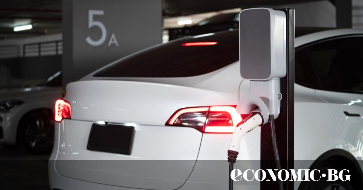 През 2011 г. главният изпълнителен директор на Tesla Илон Мъск