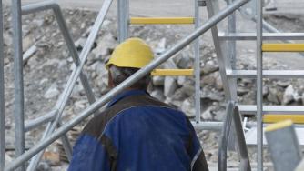 Търсенето на труд се забавя, но структурните дефицити остават