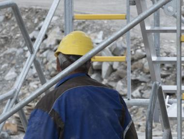 Търсенето на труд се забавя, но структурните дефицити остават