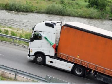 Нови цени и еко компонента: Колко и за какво ще плащат камионите и автобусите от 1 март