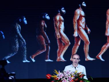 AI ще предизвика две големи кризи, прогнозира Ювал Ноа Харари