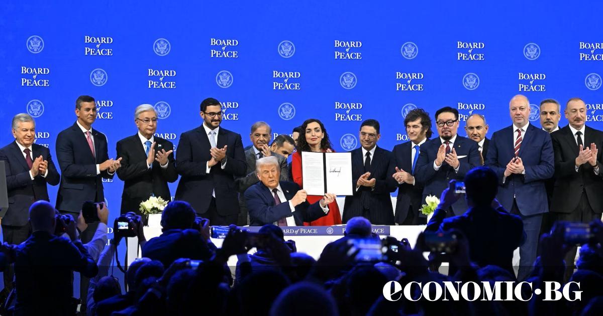 Президентът на САЩ Доналд Тръмп подписа в четвъртък в Давос