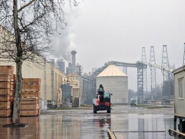 Целият бизнес се обедини срещу желанието на правителството да затвори „Кроношпан“