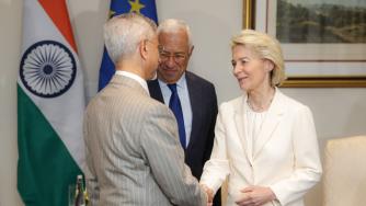 ЕС и Индия постигнаха „историческо“ търговско споразумение