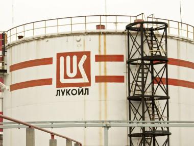 „Лукойл“ продава международните си активи на американската Carlyle