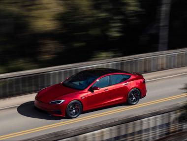 Tesla спира производството на два емблематични модела електромобили