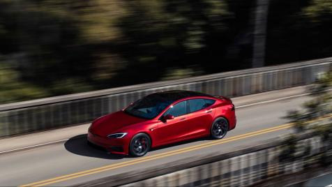 Tesla спира производството на два емблематични модела електромобили