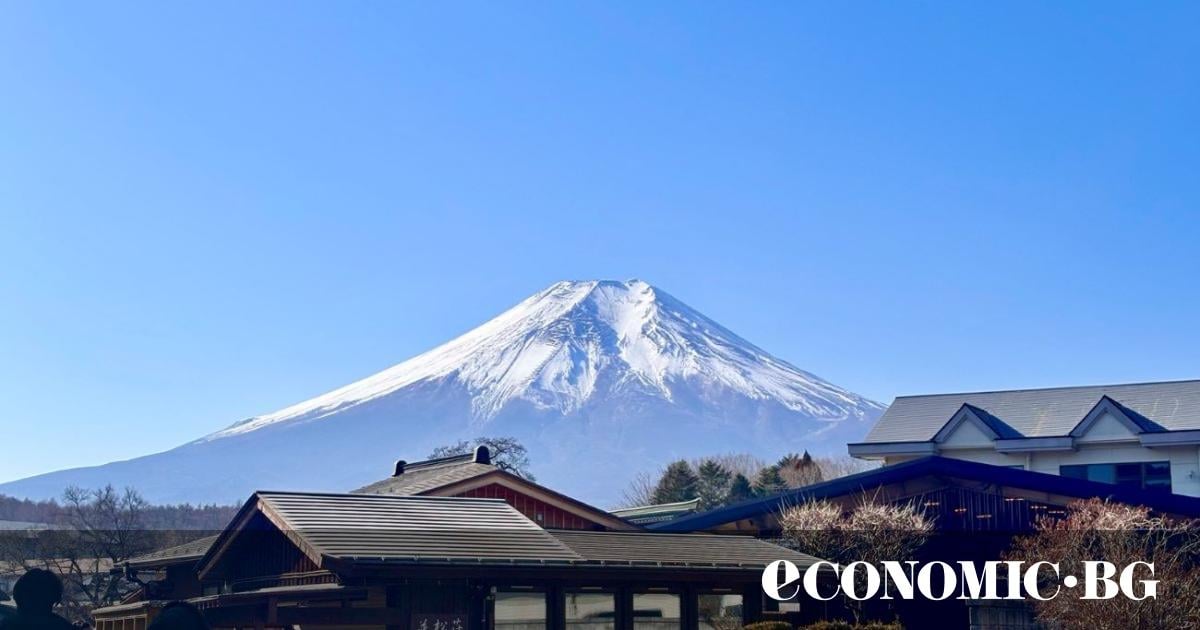 Всички сме го виждали – на магнити, ветрила, кърпи, аксесоари,