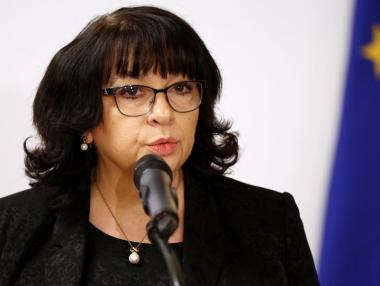 Петкова „закърпи“ дефицита с драстично орязване на капиталовата програма