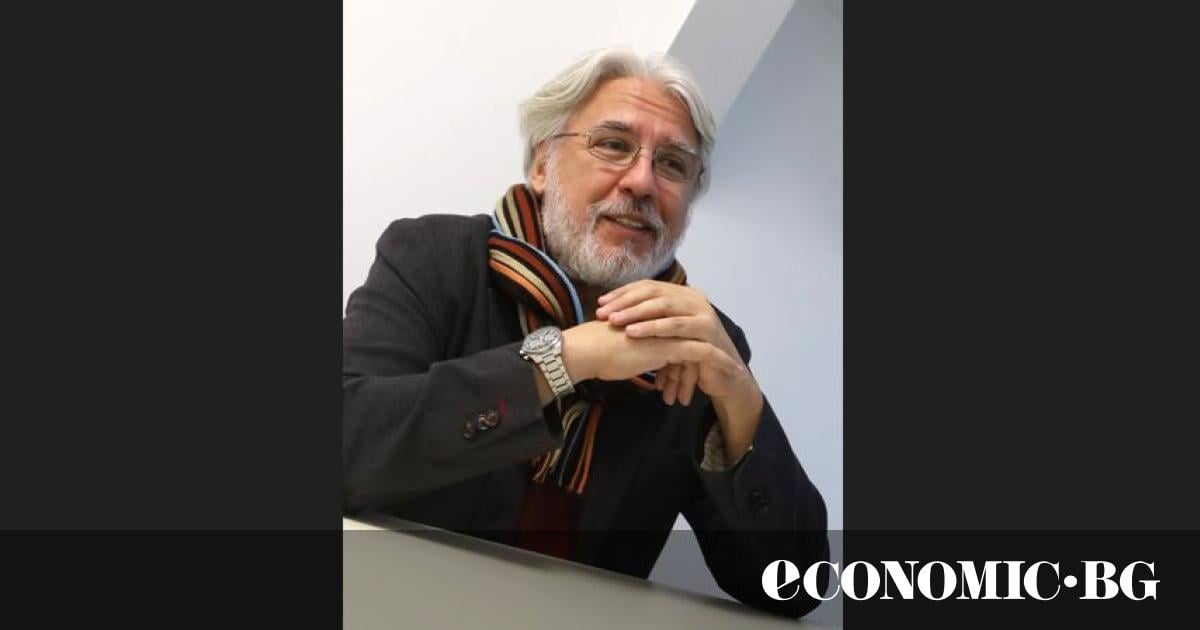 Проф. д-р Росен Стоянов е преподавател в Катедра Комуникация и