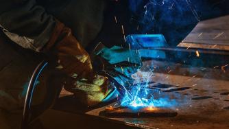 Българската индустрия забави потъването си в края на 2025 г.