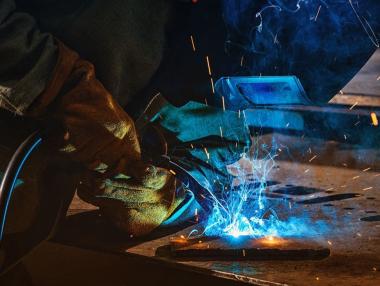 Българската индустрия забави потъването си в края на 2025 г.