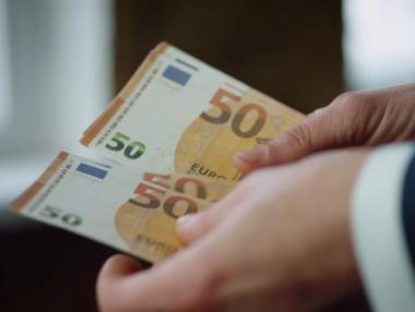 Къде са най-високите заплати в България? (Графики)