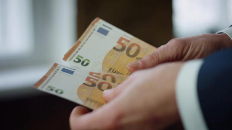 Къде са най-високите заплати в България? (Графики)