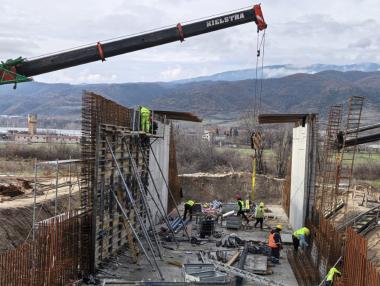 Докъде стигна строежът на обходния път на Кресна? (Галерия)