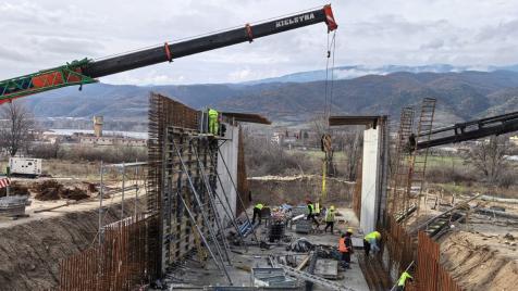 Докъде стигна строежът на обходния път на Кресна? (Галерия)