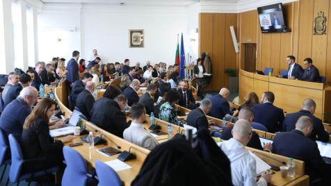 С мълчалива партийна подкрепа ръководството на „Столичен автотранспорт“ оцеля