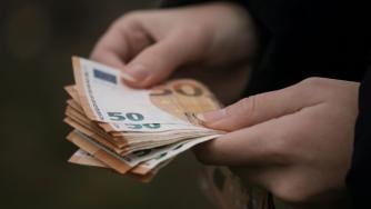 Частният сектор изостава все повече със заплатите от държавния