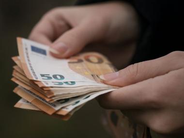 Частният сектор изостава все повече със заплатите от държавния