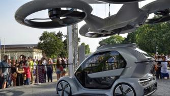 Край на научната фантастика: Китайска компания пуска летящи коли за под 300 хил. долара