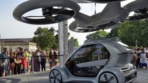 Край на научната фантастика: Китайска компания пуска летящи коли за под 300 хил. долара