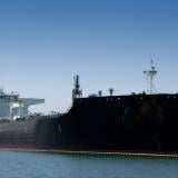 Геополитическите страхове и намаляващите запаси на сушата оскъпиха петрола