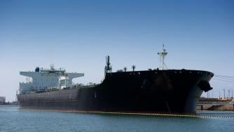 Геополитическите страхове и намаляващите запаси на сушата оскъпиха петрола