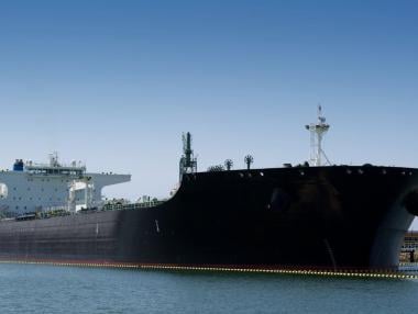 Геополитическите страхове и намаляващите запаси на сушата оскъпиха петрола