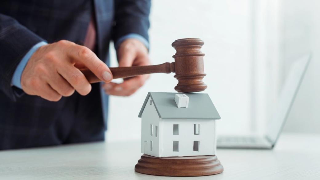 Продажба на имот с дължими данъци: Как да подходим с НАП?