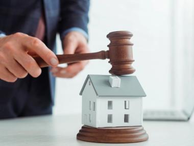 Продажба на имот с дължими данъци: Как да подходим с НАП?