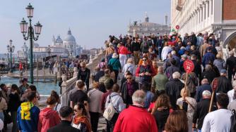 Екстремни методи, с които държавите се борят със свръхтуризма