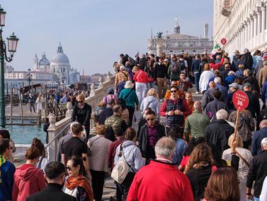 Екстремни методи, с които държавите се борят със свръхтуризма